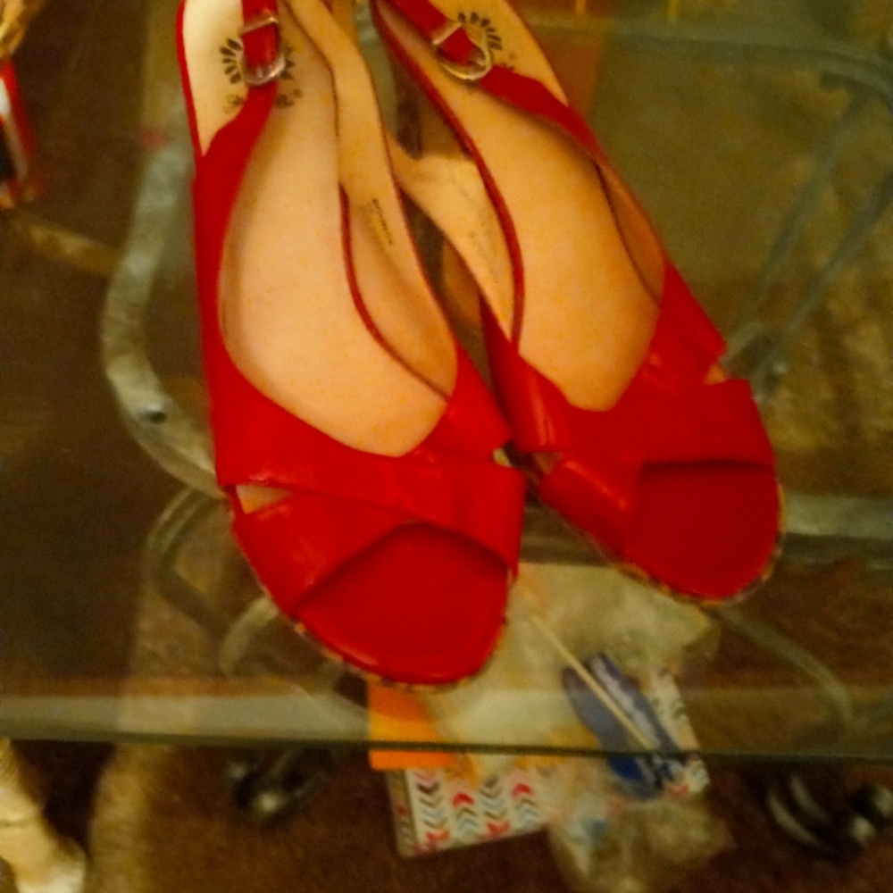 Yellow box heels size 10. In good used condition.